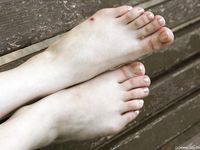 Feet - Dina A - 2010-07-15 Two pretty girls