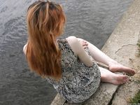 Feet - Elena - 2005-06-01 Simple barefoot pleasures of a city girl