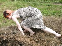 Feet - Elena - 2005-06-01 Simple barefoot pleasures of a city girl