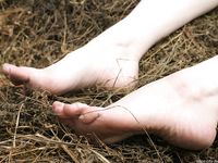 Feet - Elena - 2005-06-01 Simple barefoot pleasures of a city girl