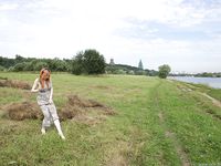 Feet - Elena - 2005-06-01 Simple barefoot pleasures of a city girl