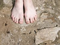 Feet - Elena - 2005-06-01 Simple barefoot pleasures of a city girl