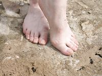 Feet - Elena - 2005-06-01 Simple barefoot pleasures of a city girl