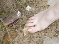 Feet - Elena - 2005-06-01 Simple barefoot pleasures of a city girl