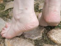 Feet - Elena - 2005-06-01 Simple barefoot pleasures of a city girl