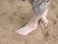 Feet - Elena - 2005-06-01 Simple barefoot pleasures of a city girl