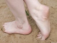 Feet - Elena - 2005-06-01 Simple barefoot pleasures of a city girl