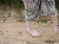 Feet - Elena - 2005-06-01 Simple barefoot pleasures of a city girl