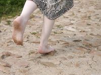 Feet - Elena - 2005-06-01 Simple barefoot pleasures of a city girl