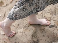 Feet - Elena - 2005-06-01 Simple barefoot pleasures of a city girl
