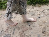Feet - Elena - 2005-06-01 Simple barefoot pleasures of a city girl