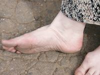 Feet - Elena - 2005-06-01 Simple barefoot pleasures of a city girl
