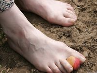 Feet - Elena - 2005-06-01 Simple barefoot pleasures of a city girl