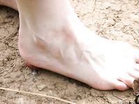 Feet - Elena - 2005-06-01 Simple barefoot pleasures of a city girl