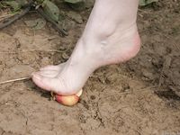 Feet - Elena - 2005-06-01 Simple barefoot pleasures of a city girl