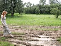 Feet - Elena - 2005-06-01 Simple barefoot pleasures of a city girl