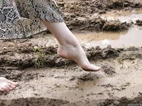 Feet - Elena - 2005-06-01 Simple barefoot pleasures of a city girl