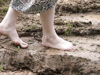 Feet - Elena - 2005-06-01 Simple barefoot pleasures of a city girl