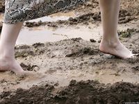 Feet - Elena - 2005-06-01 Simple barefoot pleasures of a city girl