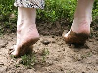 Feet - Elena - 2005-06-01 Simple barefoot pleasures of a city girl