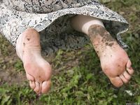 Feet - Elena - 2005-06-01 Simple barefoot pleasures of a city girl