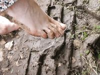 Feet - Elena - 2005-06-01 Simple barefoot pleasures of a city girl