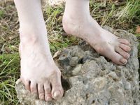 Feet - Elena - 2005-06-01 Simple barefoot pleasures of a city girl