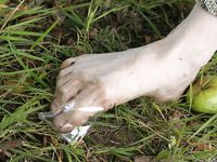 Feet - Elena - 2005-06-01 Simple barefoot pleasures of a city girl