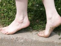 Feet - Elena - 2005-06-01 Simple barefoot pleasures of a city girl