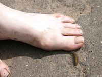 Feet - Elena - 2005-06-01 Simple barefoot pleasures of a city girl