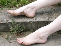 Feet - Elena - 2005-06-01 Simple barefoot pleasures of a city girl