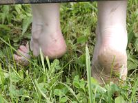 Feet - Elena - 2005-06-01 Simple barefoot pleasures of a city girl