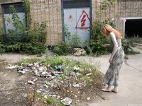 Feet - Elena - 2005-06-01 Simple barefoot pleasures of a city girl