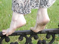 Feet - Elena - 2005-06-01 Simple barefoot pleasures of a city girl
