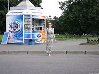 Feet - Elena - 2005-06-01 Simple barefoot pleasures of a city girl