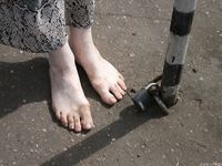 Feet - Elena - 2005-06-01 Simple barefoot pleasures of a city girl