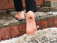 Feet - Irina A - 2015-08-27 Barefoot in the winter city