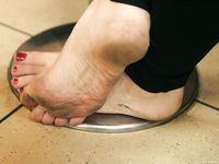 Feet - Janna - 2010-11-13 Autumn barefoot stroll