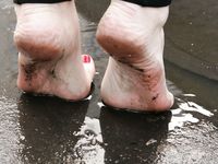 Feet - Janna - 2010-11-13 Autumn barefoot stroll