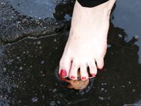Feet - Janna - 2010-11-13 Autumn barefoot stroll