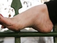 Feet - Janna - 2010-11-13 Autumn barefoot stroll