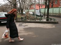 Feet - Julia - 2005-01-25 Cleaning the flat & washing feet after the walk