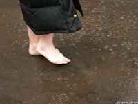Feet - Julia - 2005-01-25 Cleaning the flat & washing feet after the walk