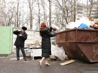 Feet - Julia - 2005-01-25 Cleaning the flat & washing feet after the walk