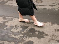 Feet - Julia - 2005-01-25 Cleaning the flat & washing feet after the walk