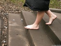 Feet - Julia - 2005-01-25 Cleaning the flat & washing feet after the walk