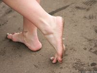 Feet - Julia - 2005-01-25 Cleaning the flat & washing feet after the walk