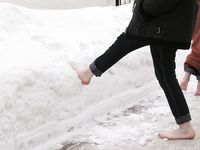 Feet - Julia A + Nastya - 2005-03-15 In public without shoes