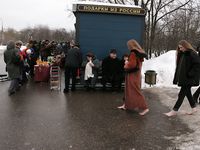 Feet - Julia A + Nastya - 2005-03-15 In public without shoes