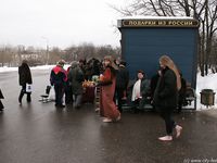 Feet - Julia A + Nastya - 2005-03-15 In public without shoes